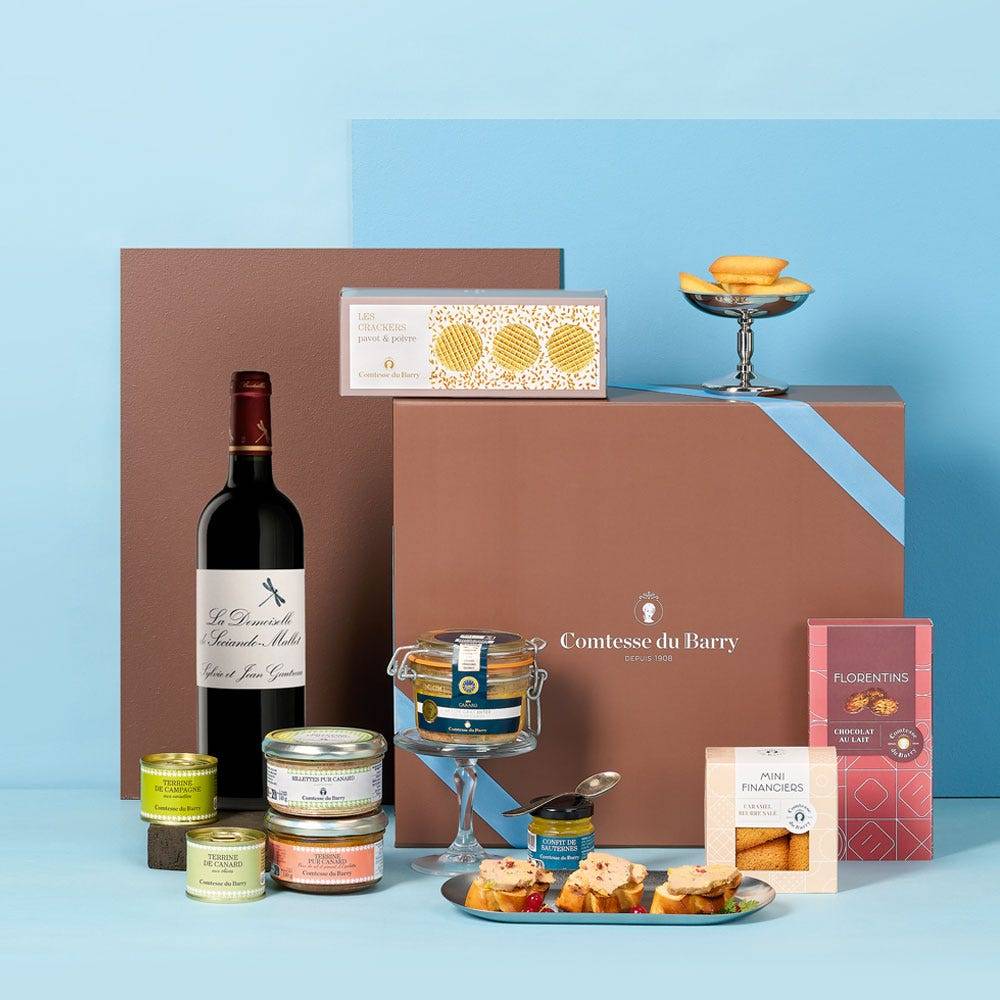 Coffret cadeau Le Suprême Comtesse Comtesse du Barry avec foie gras entier, terrines, rillettes, vin rouge Château Sociando-Mallet - Haut-Médoc Rouge, crackers, financiers et florentins au chocolat.