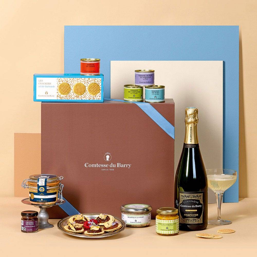 Coffret cadeau L'Apérichic Comtesse du Barry avec champagne, foie gras de canard, terrines, rillettes, chutney de figue, crème de poivrons et crackers au sel de Guérande.