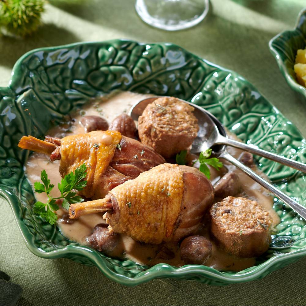 Chapon Français sauce au foie gras et aux châtaignes petits farcis aux figues
