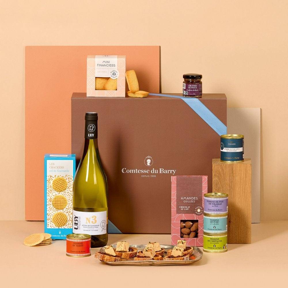 Coffret cadeau Comtesse du Barry avec vin blanc Uby, foie gras, terrines artisanales, crackers, chutney de figue, financiers et amandes au chocolat.