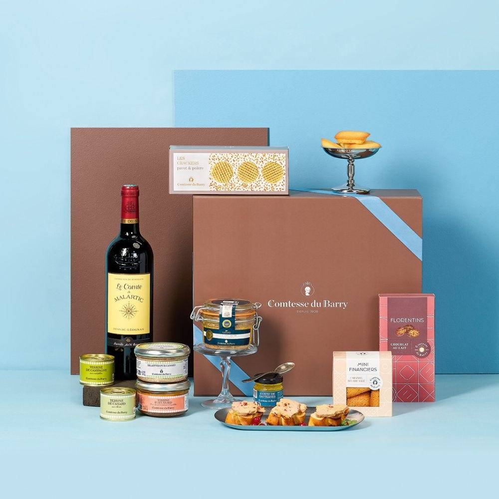 Coffret cadeau Le Suprême Comtesse Comtesse du Barry avec foie gras entier, terrines, rillettes, vin rouge Château Le Conte de Malartic, crackers, financiers et florentins au chocolat.
